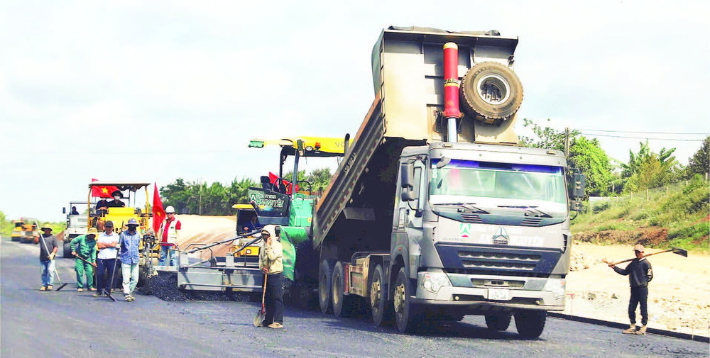 Ủy ban nhân dân tỉnh Đắk Lắk chỉ đạo đẩy nhanh tiến độ thi công các dự án giao thông trọng điểm để giải ngân vốn đầu tư công, góp phần tăng trưởng kinh tế.