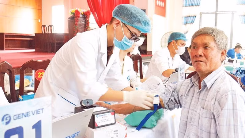 Thu nhận mẫu sinh phẩm của người thân liệt sĩ để phân tích, lưu trữ và đối sánh với mẫu hài cốt liệt sĩ.