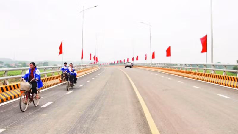 Học sinh đi qua cầu Cẩm Vân tới lớp, tới trường.