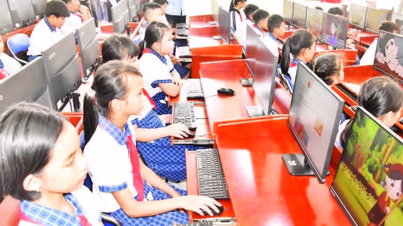 Học sinh Trường tiểu học Nguyễn Thị Tốt, xã Vĩnh Hựu, tỉnh Đồng Tháp thích thú với giờ học trên máy tính.
