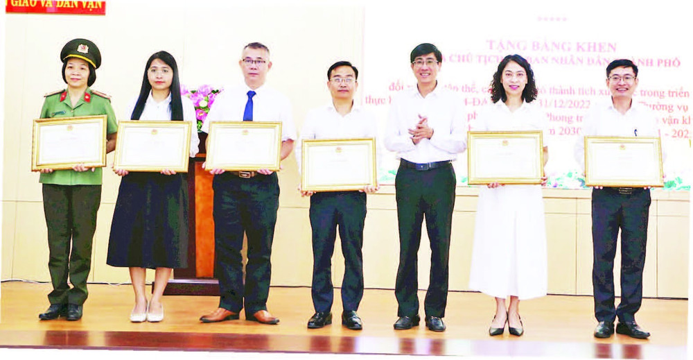Lãnh đạo thành phố Đà Nẵng trao thưởng các tập thể có thành tích xuất sắc trong triển khai thực hiện Đề án. (Ảnh XUÂN HẬU)