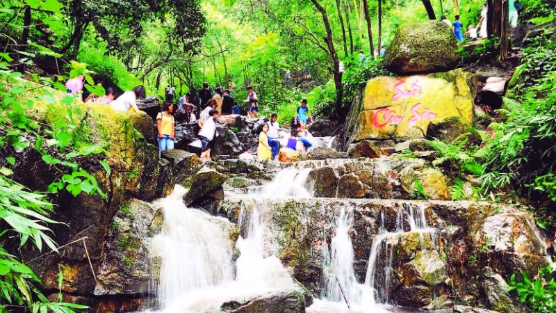 Suối Côn Sơn sau cải tạo luôn có nước, tạo thêm vẻ đẹp tiềm ẩn và linh thiêng cho khu di tích Côn Sơn.
