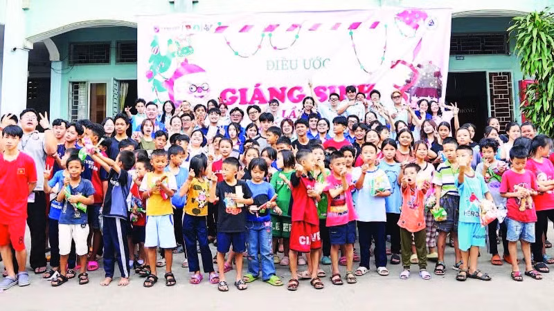 Câu lạc bộ Công tác xã hội, Trường đại học Văn Lang trong hoạt động chương trình “Điều ước Giáng sinh” cho các em nhỏ ở mái ấm Omi.