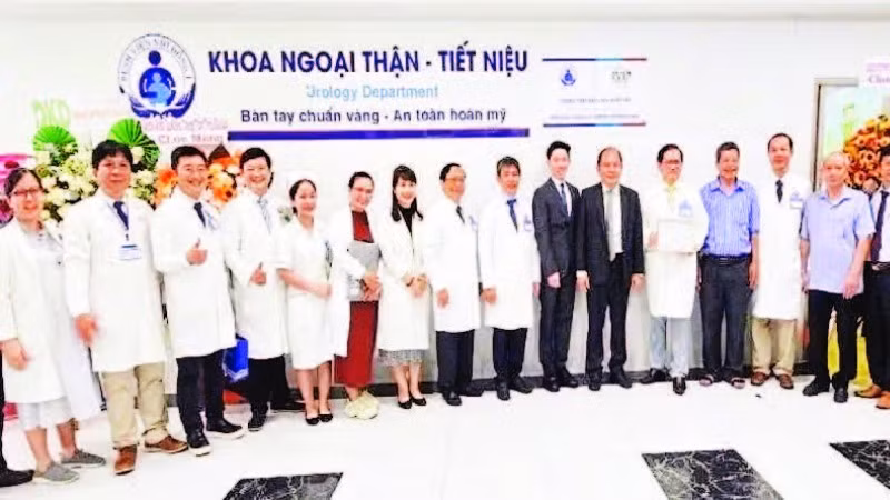 Các bác sĩ và CBNV Khoa Ngoại thận - Tiết niệu, Bệnh viện Nhi đồng 1.
