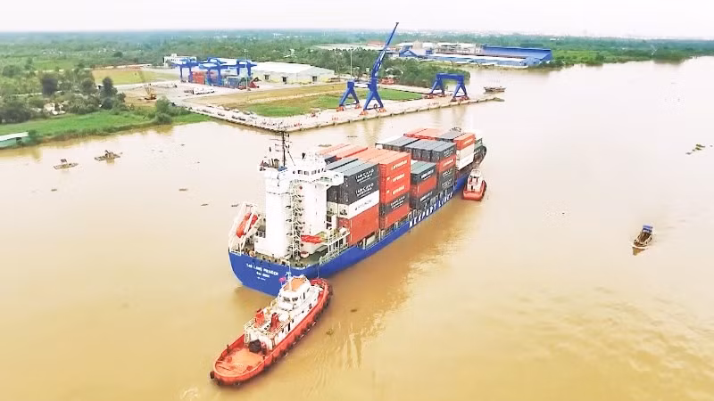Tàu vận chuyển hàng hóa cập cảng Thốt Nốt, thành phố Cần Thơ.