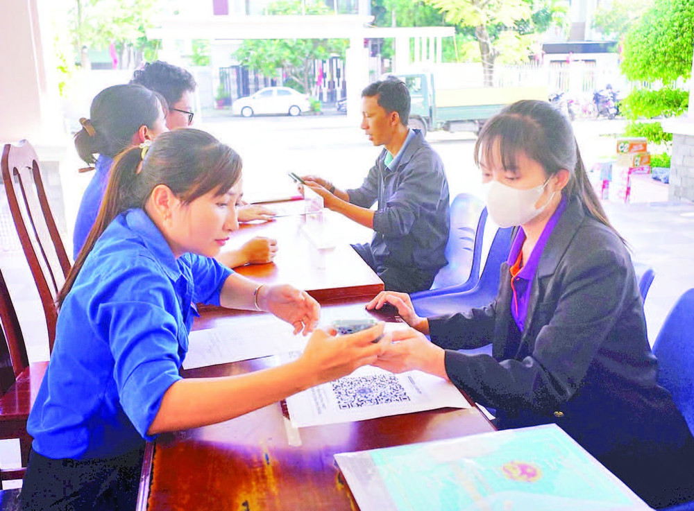 Lực lượng đoàn viên, thanh niên tình nguyện hỗ trợ người dân.