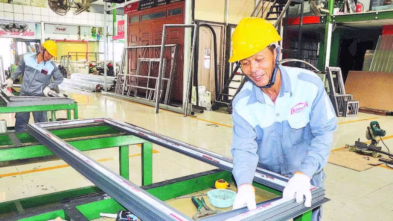 Sản xuất cửa nhôm kính tại Công ty cổ phần Kỹ thuật cửa Huynh Đệ (phường Tam Thắng, Thành phố Hồ Chí Minh).