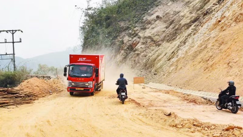 Điểm sạt lở trên tuyến Tỉnh lộ 433 khu vực đỉnh suối Láo, xã Cao Sơn đã, đang được thi công để sớm thông tuyến.