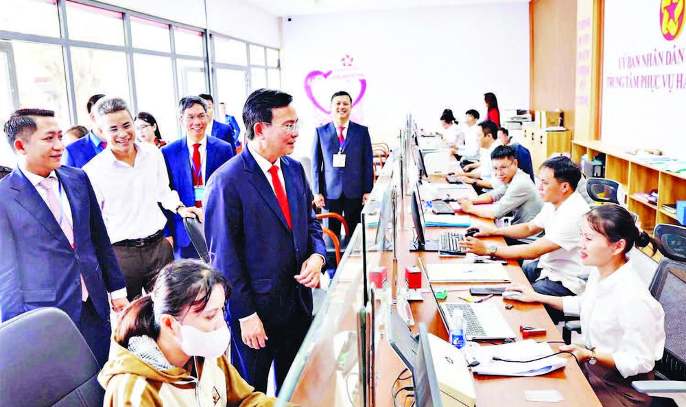 Chủ tịch Ủy ban nhân dân tỉnh Lâm Đồng kiểm tra thực tế tại Trung tâm Phục vụ hành chính công xã Nhân Cơ.