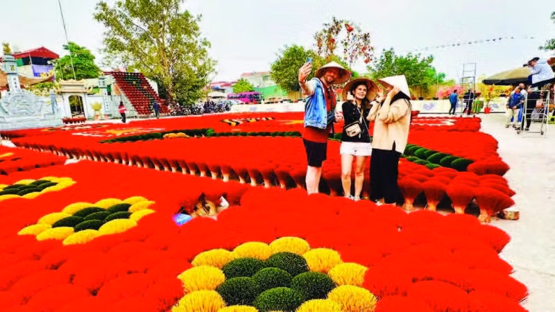 Khách du lịch check-in tại làng tăm hương Quảng Phú Cầu trên cung đường di sản Nam Thăng Long.