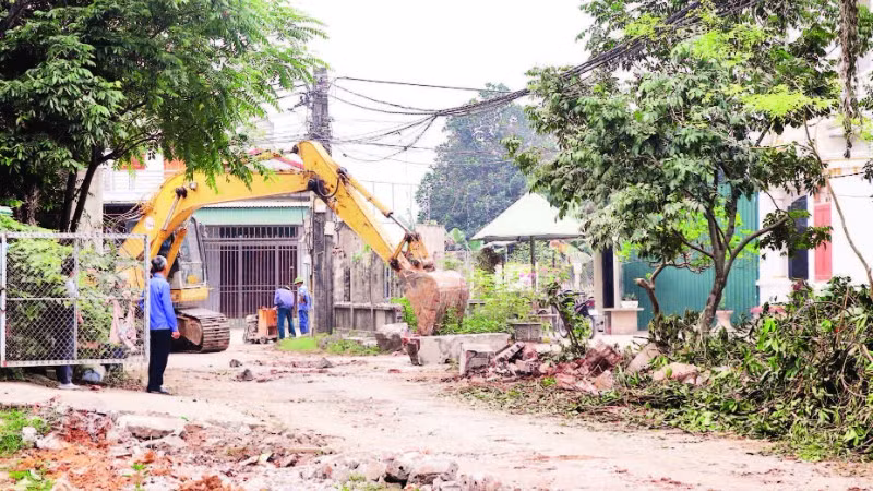 Người dân sẵn sàng phá hàng rào của gia đình để hiến đất, bàn giao mặt bằng cho đơn vị thi công.