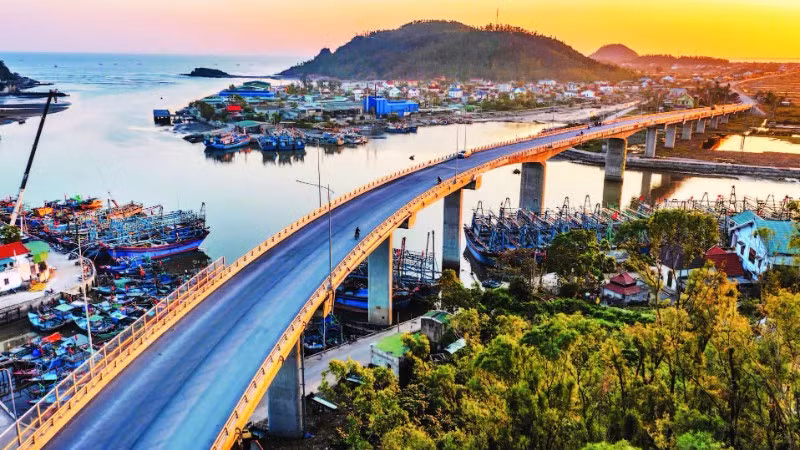 Toàn dự án có 8 cầu, trong đó có 5 cầu lớn và 3 cầu nhỏ. Trong ảnh: Cầu Lạch Quèn. (Ảnh NHẬT THANH)