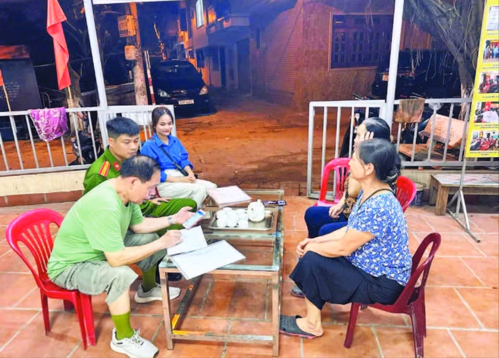 Công an Hà Nội hướng dẫn người dân cài đặt VNeID trên điện thoại.