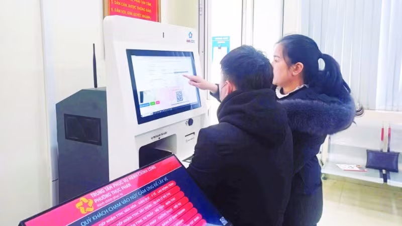 Trung tâm phục vụ hành chính công phường Thục Phán ứng dụng robot AI hỗ trợ người dân tra cứu, làm thủ tục hành chính.