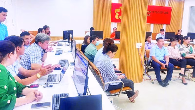 Cán bộ, công chức Ủy ban nhân dân phường Chợ Quán (Thành phố Hồ Chí Minh) tham gia công tác vận hành thử nghiệm mô hình chính quyền địa phương hai cấp sáng 25/6. (Ảnh CTV)