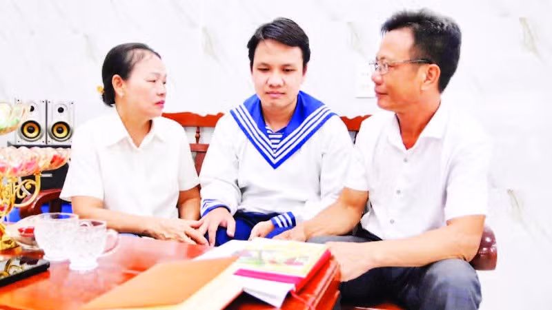 Bố mẹ động viên em Nguyễn Bùi Minh Hiếu trước ngày lên đường nhập ngũ.