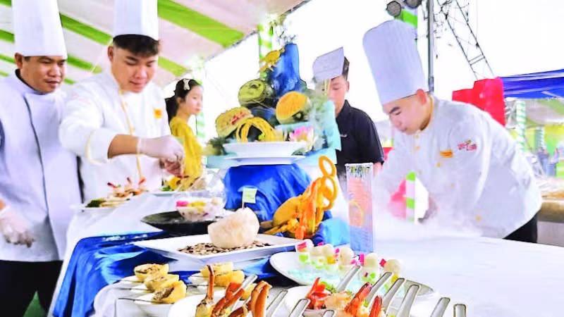 Các đầu bếp tại “Ngày hội tinh hoa văn hóa ẩm thực Cà Mau năm 2025” trổ tài chế biến các món ngon từ cua Cà Mau.