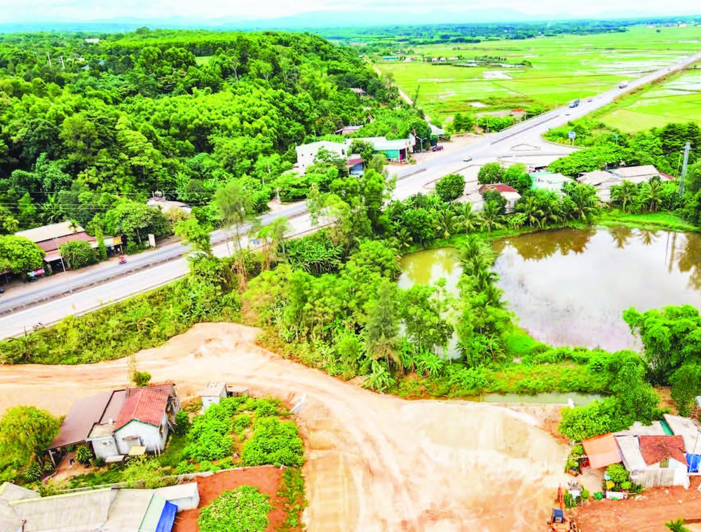 Hồ cá và nhiều nhà dân ở thôn Gia Môn, xã Gio Linh chưa được giải tỏa, gây cản trở tiến độ Dự án đường tránh phía đông thành phố Đông Hà.