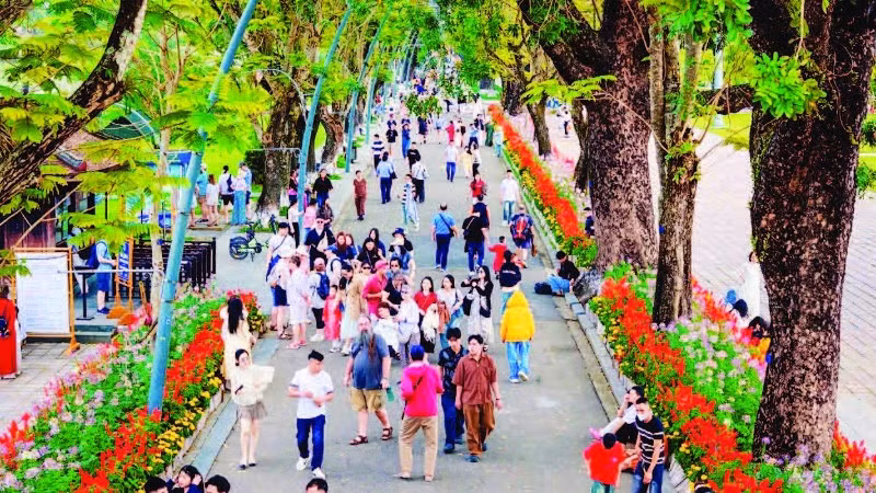 Khách du lịch đến Huế tăng cao trong dịp Tết.