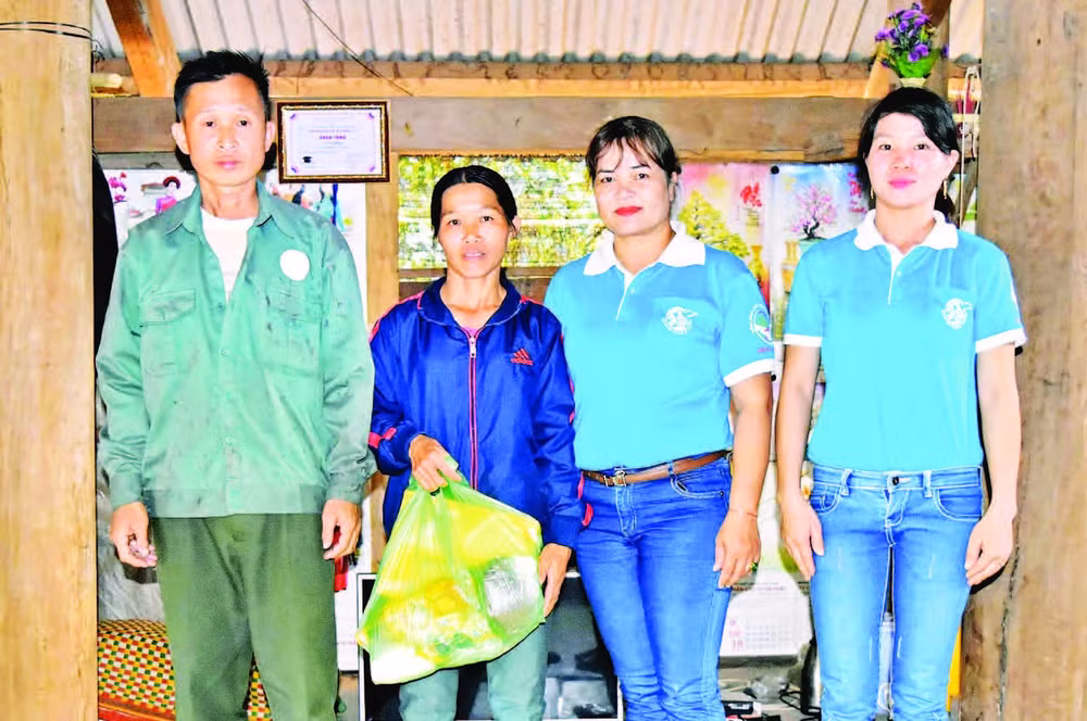 Hội Liên hiệp Phụ nữ xã Ia Tơi trao quà cho hộ nghèo.