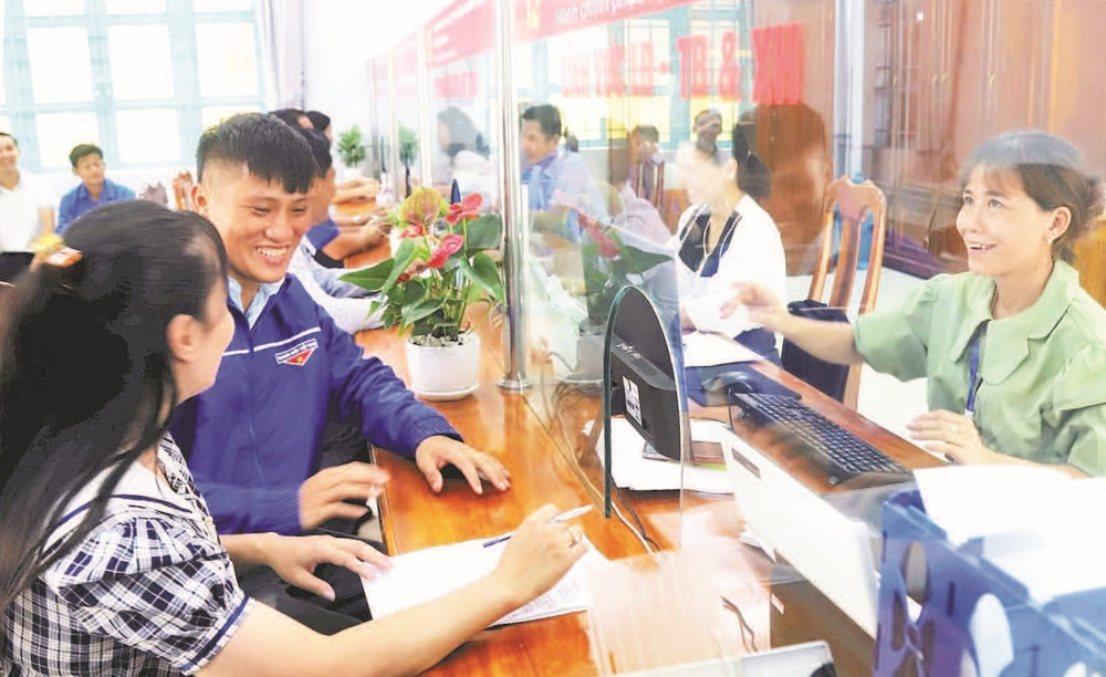 Đoàn viên, thanh niên xã Cát Tiên 3 tận tình hỗ trợ người dân tại Trung tâm Phục vụ hành chính công xã.