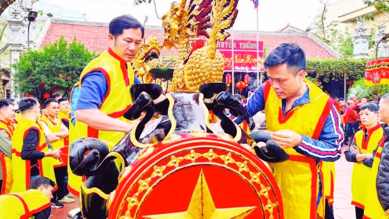 1. Thân pháo được chạm khắc hình Long-Lân-Quy-Phụng với mong muốn năm mới mưa thuận gió hòa. Mỗi quả pháo được trang trí với một đầu hình ngôi sao và một đầu hình trống đồng.