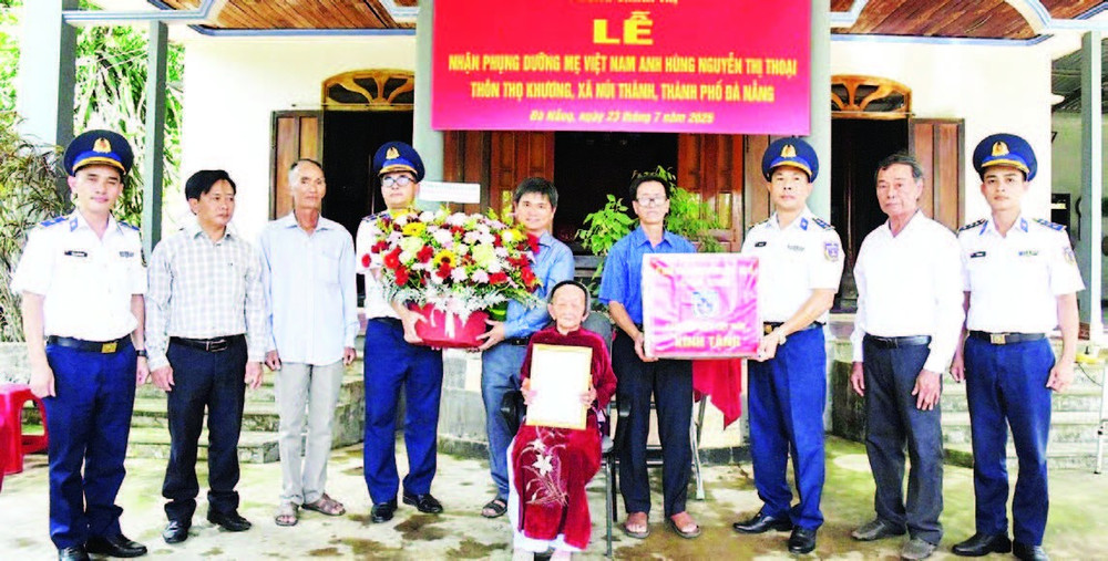 Bộ Tư lệnh Vùng Cảnh sát biển 2 nhận phụng dưỡng Bà mẹ Việt Nam Anh hùng Nguyễn Thị Thoại, thôn Thọ Khương, xã Núi Thành, thành phố Đà Nẵng. (Ảnh NAM TRUNG)