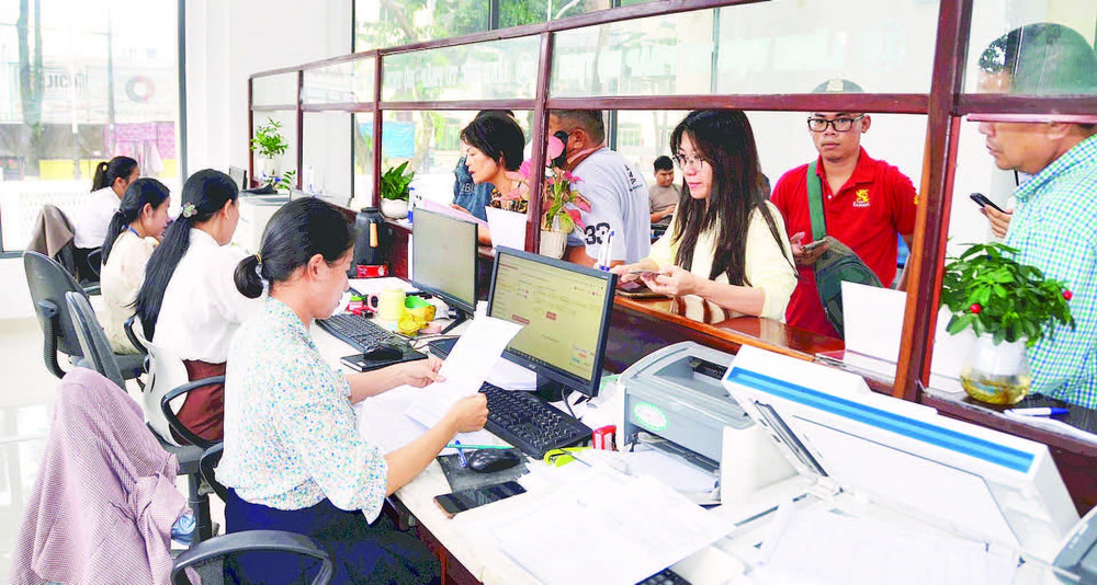 Giải quyết thủ tục hành chính tại Trung tâm Phục vụ hành chính công phường Pleiku.