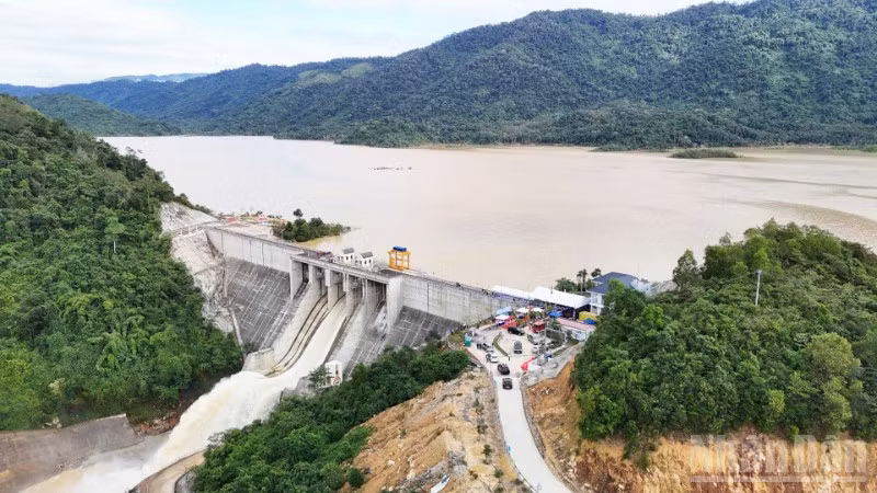 Hồ Sông Chò 1 có dung tích thiết kế hơn 109 triệu m³. Đây là công trình đa mục tiêu, được thiết kế kết nối liên thông với các hồ Suối Dầu và Cam Ranh, hình thành mạng lưới điều tiết nước liên vùng cho toàn bộ khu vực phía nam của tỉnh Khánh Hòa. (Ảnh: NGUYỄN TRUNG)