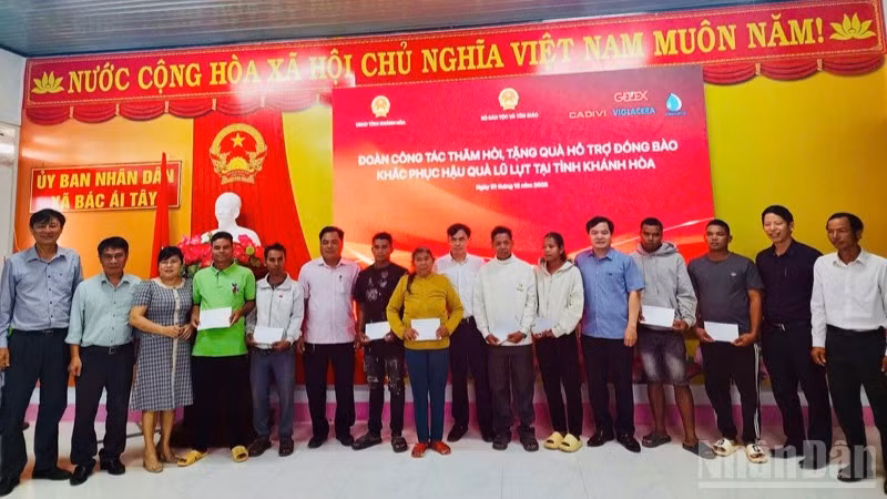 Đoàn công tác của Bộ Dân tộc và Tôn giáo trao quà hỗ trợ các hộ nghèo, hộ cận nghèo bị ảnh hưởng bởi mưa lũ. (Ảnh: NGUYỄN TRUNG)