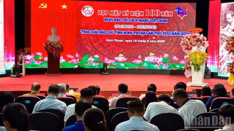 Quang cảnh buổi họp mặt.