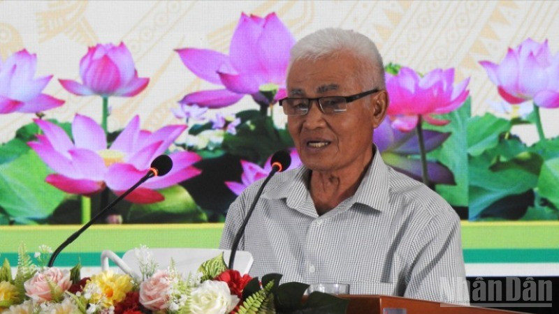 Ông Cao Văn Tuệ, ở khu phố 14, thị trấn Phước Dân, huyện Ninh Phước bày tỏ lời cảm ơn tại hội nghị. ndo_br_dscn7293-7283.jpg