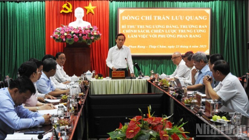 Quang cảnh buổi làm việc.