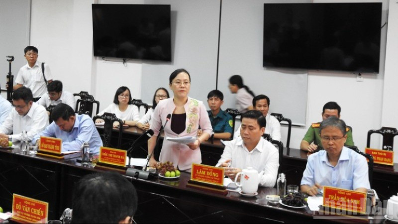 Bà Châu Thị Thanh Hà, đại diện Ban trù bị phường Phan Rang báo cáo với đoàn công tác việc sắp xếp tổ chức bộ máy, cơ sở vật chất, công tác nhân sự ... tại buổi làm việc. ndo_br_dscn7305-2410.jpg