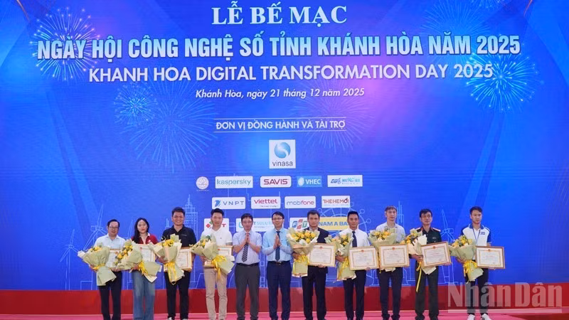 Phó Chủ tịch Ủy ban nhân dân tỉnh Khánh Hòa Nguyễn Thanh Hà trao bằng khen của tỉnh cho 10 tập thể có thành tích xuất sắc trong hưởng ứng và tổ chức Ngày hội Công nghệ số tỉnh Khánh Hòa năm 2025. (Ảnh: NGUYỄN TRUNG)