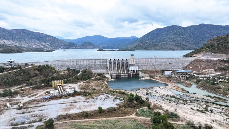 Hồ chứa nước Sông Cái - Dự án hệ thống thủy lợi Tân Mỹ, xã Bác Ái Tây (Khánh Hòa), có dung tích 220 triệu m³, tiếp nước cho hệ thống thủy nông Nha Trinh-Lâm Cấm để tưới cho 12.800ha; tiếp nước cho sinh hoạt, dịch vụ, công nghiệp, chăn nuôi, nuôi trồng thủy sản; tạo nguồn cho thủy điện tích năng Bác Ái với công suất 1.200MW và 2 nhà máy thủy điện với công suất 24MW;... đang được quản lý, khai thác hiệu quả. (Ảnh: NGUYỄN TRUNG)