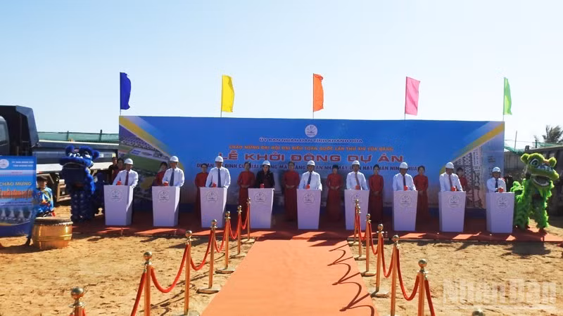 Phó Thủ tướng Chính phủ Bùi Thanh Sơn cùng lãnh đạo tỉnh Khánh Hòa ấn nút khởi động dự án. (Ảnh: NGUYỄN TRUNG)