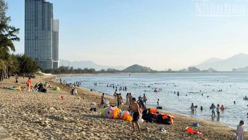 Hằng ngày, bãi biển Bình Sơn-Ninh Chử (tỉnh Khánh Hòa) thu hút đông người dân địa phương và du khách đến tắm biển. (Ảnh: NGUYỄN TRUNG)