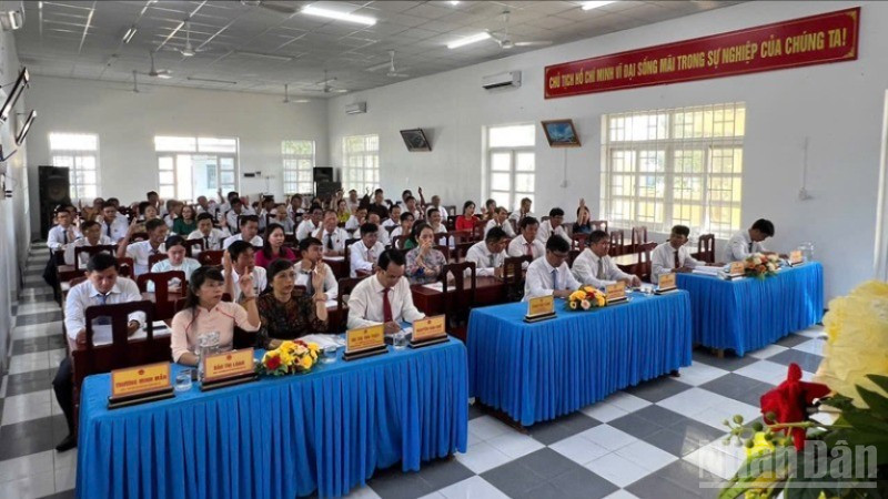 Các đại biểu biểu quyết thông qua 13 chỉ tiêu phát triển kinh tế-xã hội trong 6 tháng cuối năm 2025 tại kỳ họp Hội đồng nhân dân xã Vĩnh Hải lần thứ nhất, khóa 1, nhiệm kỳ 2021-2026. ndo_br_img-2092-605.jpg