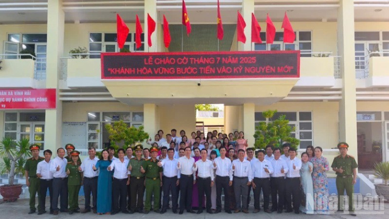 Tập thể lãnh đạo, cán bộ, công chức xã Vĩnh Hải mới chính thức đi vào hoạt động ngày đầu tiên. ndo_br_img-2104-4362.jpg