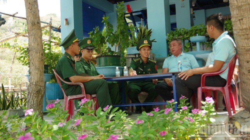 Lực lượng Bộ đội Biên phòng Vĩnh Hải và tổ chức gặp gỡ, lấy ý kiến nhân dân về việc sáp nhập, hình thành xã mới khi có chủ trương. ndo_br_img-1367-1534.jpg