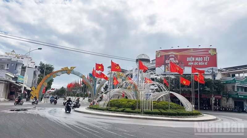 Trên trục đường Thống Nhất, khu vực trung tâm phường Phan Rang (Khánh Hòa) trang hoàng lộng lẫy cờ Đảng, cờ Tổ quốc, tạo nên không khí trang trọng, rộn ràng và đầy khí thế chào mừng Đại hội đại biểu toàn quốc lần thứ XIV của Đảng. (Ảnh: NGUYỄN TRUNG)