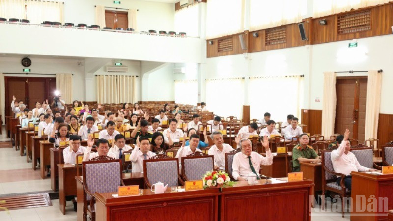 Các đại biểu biểu quyết thông qua các nghị quyết tại kỳ họp. ndo_br_img-1884-866.jpg