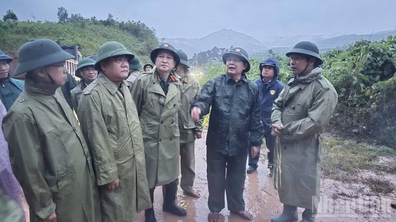 Phó Thủ tướng Hồ Quốc Dũng chỉ đạo chưa thể cho người dân lưu thông trở lại ngay, mà cần thời gian để tổ chức gia cố tổng thể, bảo đảm an toàn tuyệt đối trong thời gian tới. (Ảnh: VŨ TÂN)