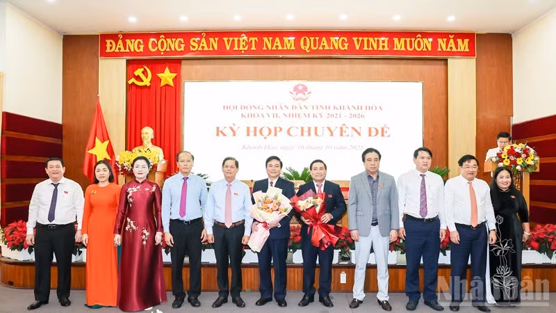 Các đồng chí lãnh đạo tỉnh Khánh Hòa tặng hoa chúc mừng đồng chí Lâm Đông và đồng chí Lữ Thanh Hải. (Ảnh: CTV)