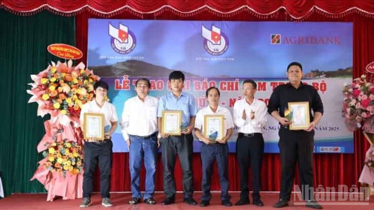 Ban tổ chức trao giải cho các tác giả, nhóm tác giả đoạt Giải Báo chí Nam Trung Bộ lần thứ 2 năm 2025. ndo_br_img-1897-228.jpg