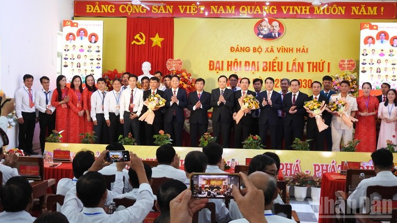 Ban Chấp hành Đảng bộ xã Vĩnh Hải lần thứ nhất, nhiệm kỳ 2025-2030, ra mắt tại Đại hội. ndo_br_5-2502.jpg