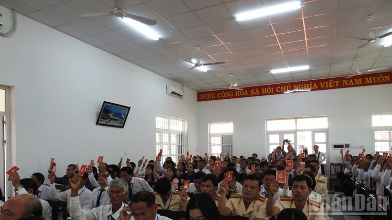 Các đại biểu biểu quyết thống nhất thông qua 20 chỉ tiêu quan trọng do Ban Chấp hành Đảng bộ xã Vĩnh Hải, tỉnh Khánh Hòa đề ra trong nhiệm kỳ 2025-2030. ndo_br_dscn7339-8579.jpg