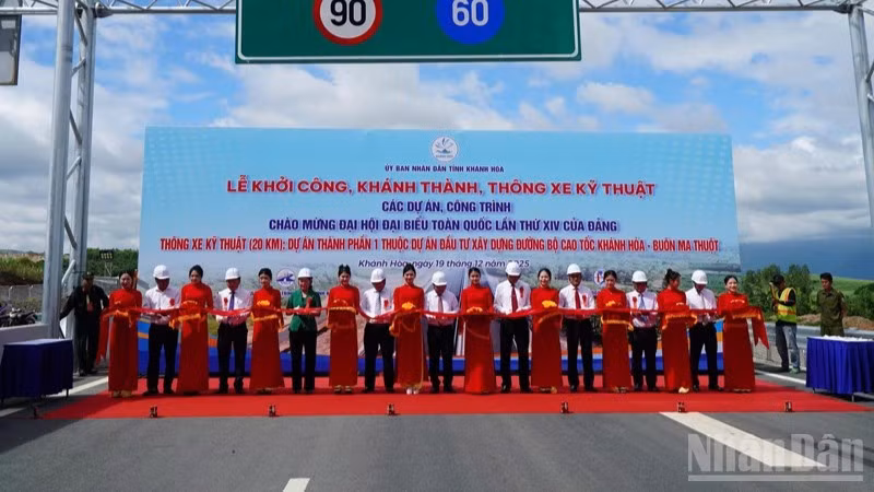 Lễ thông xe kỹ thuật dự án thành phần 1 thuộc Dự án đầu tư xây dựng đường bộ cao tốc Khánh Hòa-Buôn Mê Thuột. (Ảnh: NGUYỄN TRUNG)