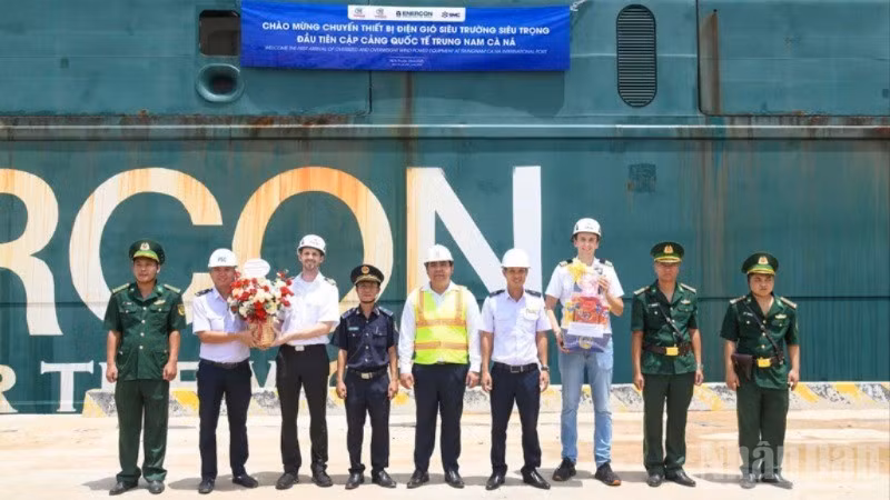 Ban Giám đốc Cảng quốc tế Trung Nam-Cà Ná, Bộ đội Biên phòng và chính quyền địa phương đón, tặng hoa chúc mừng thủy thủ đoàn của tàu ESHIP 1 khi cập cảng.